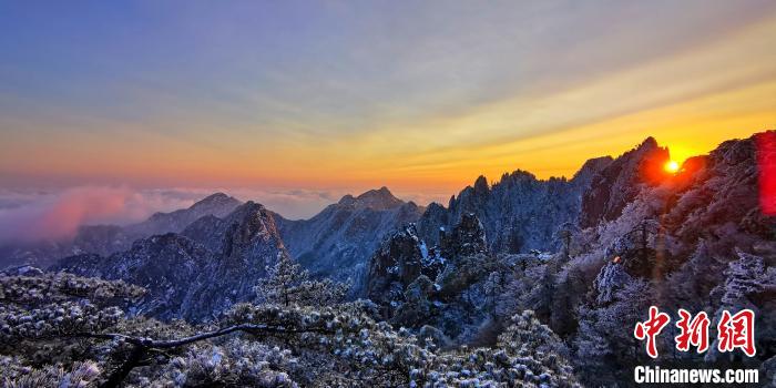 霞光下的黄山雪景 蔡季安 摄