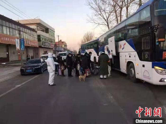 图为小果庄村村民被转移隔离时，警员维持秩序。　张月礼 摄