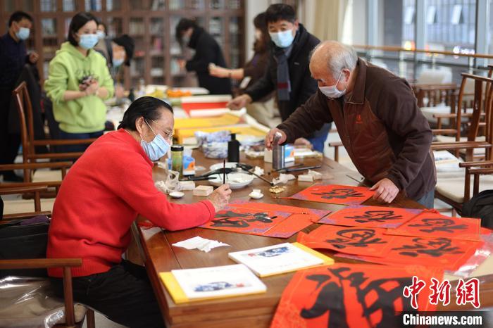 来自南京市浦口区文联的书画家们写“福”字、画吉祥画。　泱波 摄