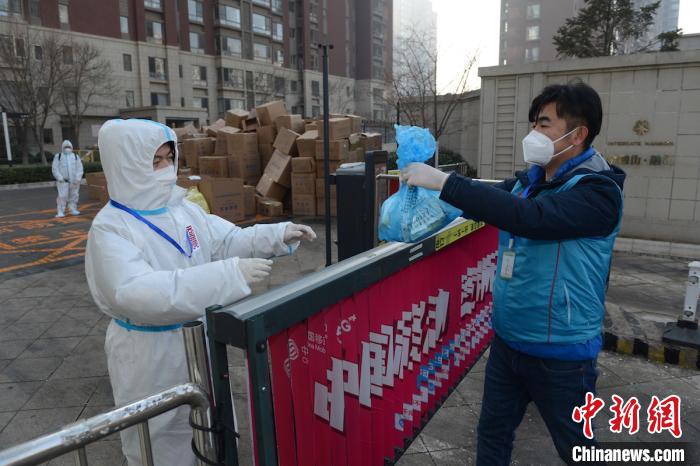 北京市大兴区志愿者们为社区居民代开药、取药并会送药至家中。　北京市大兴区供图 摄