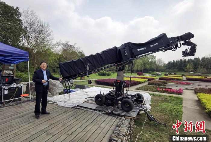 中国考古学会理事长王巍在三星堆考古新发现电视直播现场留影。王巍 供图 供图 摄