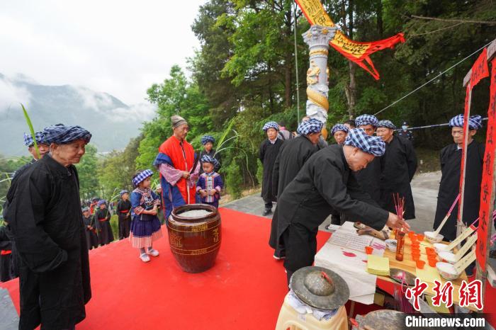 图为布依族同胞举行“溯本思源·神秘布依”感恩祭祀大典。　贺俊怡 摄