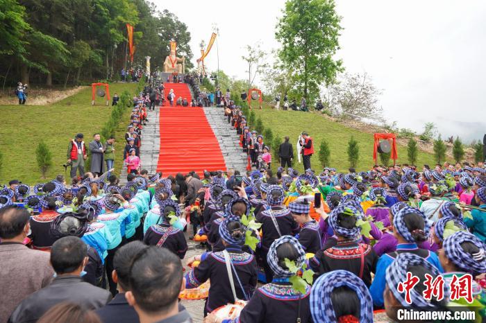 图为布依族同胞举行“溯本思源·神秘布依”感恩祭祀大典。　贺俊怡 摄