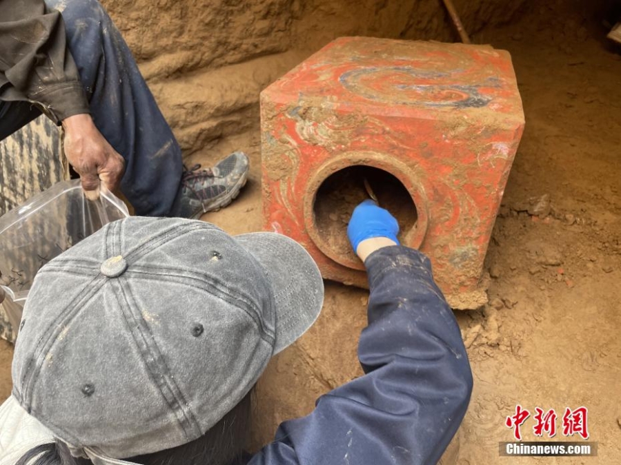 陕西发现一完整西汉早期墓葬 出土近百件珍贵文物