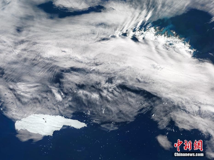 “世界最大冰山”解体 覆盖面积近6000平方公里