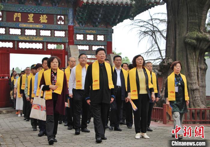 山东邹城举行纪念孟母孟子大典孟氏后裔返乡祭祖