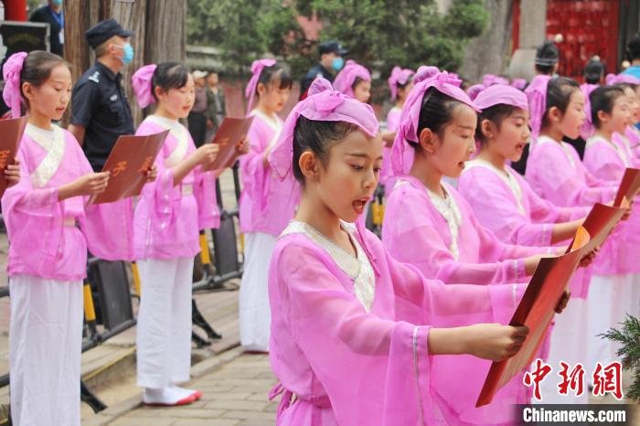 身着古代服饰的小学生诵读孟子名言。　赵晓 摄