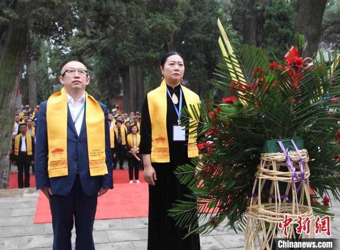 孟氏后裔敬献花篮。　赵晓 摄