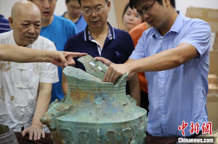 2号祭祀坑出土青铜器修复情形。　雷雨 摄