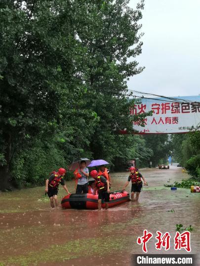 四川达州强降雨致洪涝灾害：救援人员救出被困民众