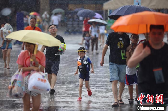 南京突降倾盆大雨带凉意