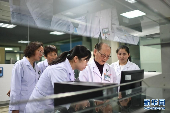  6月17日，吴天一（右二）在青海西宁的实验室内指导学生。新华社记者 张宏祥 摄