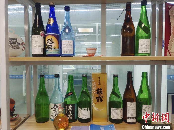 荻野大办公室展示的日本清酒。　唐小晴 摄