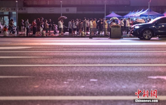 直击夜幕下的南京街头核酸检测点