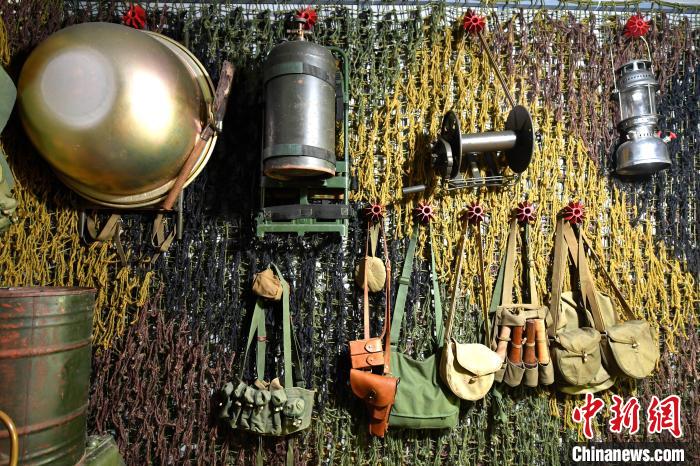 福州军迷收藏百件军旅老物件记录高射炮兵成长历程