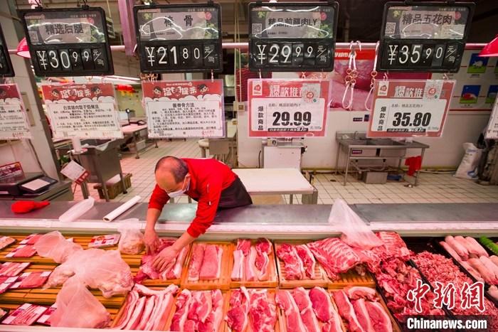 资料图：一超市内，工作人员在整理待售猪肉。 <a target='_blank' href='http://www.chinanews.com/'>中新社</a>记者 张云 摄