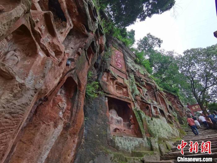 夹江千佛崖，水害和风化严重。　调查组供图