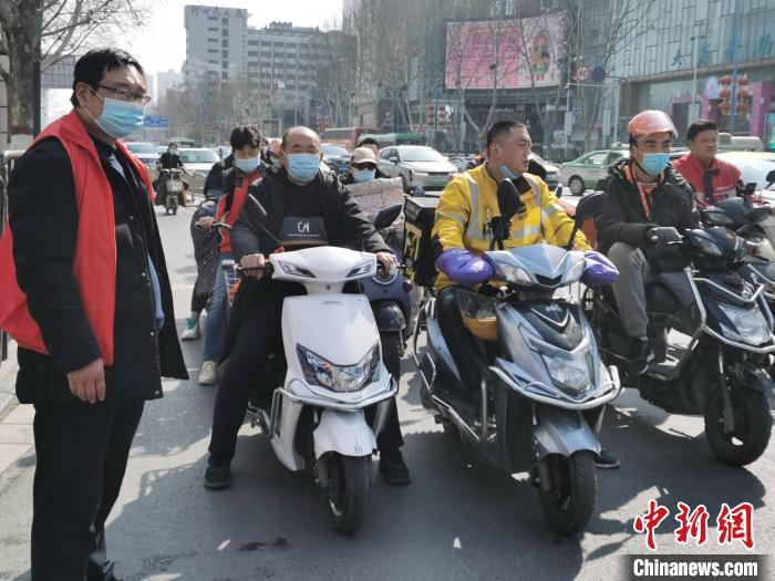 资料图：郑州街头骑电动自行车的市民。　王登峰 摄