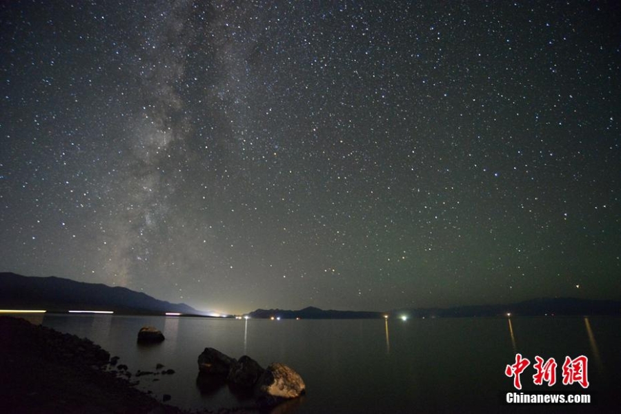 新疆赛里木湖邂逅最美星空