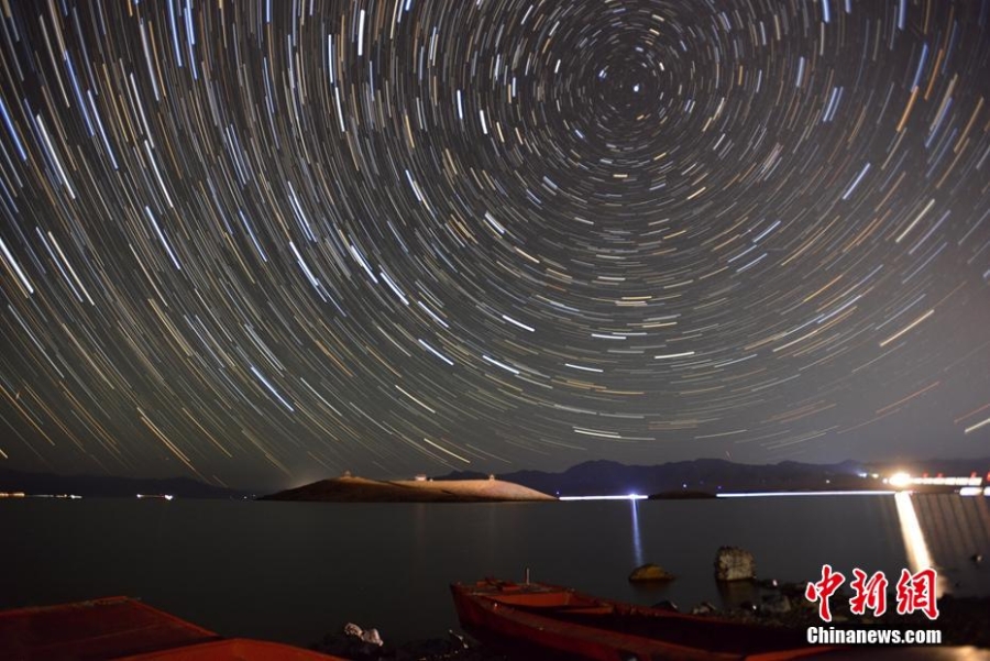 新疆赛里木湖邂逅最美星空