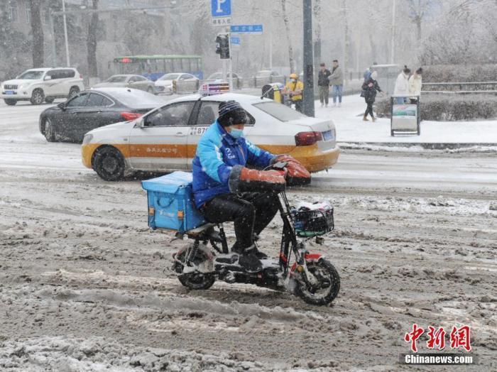 资料图：外卖小哥冒雪送餐。 <a target='_blank' href='http://www.chinanews.com/'>中新社</a>记者 刘栋 摄