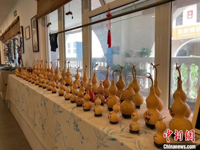 陶思俊在葫芦上创作了108个蓉宝相关作品。　陈静 摄
