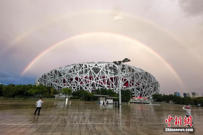 北京雨后天空现双彩虹景象美轮美奂