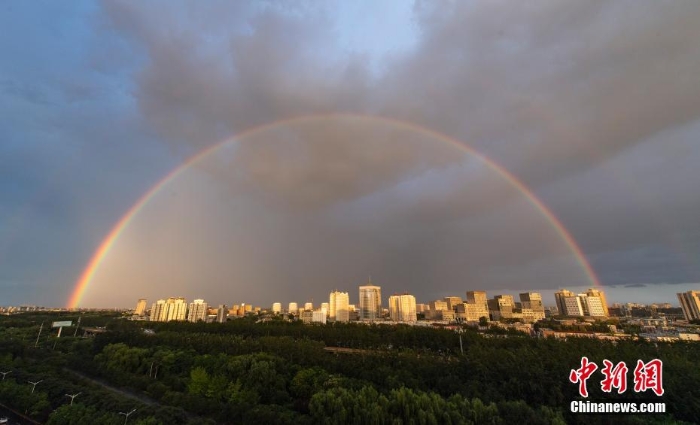 北京雨后天空现双彩虹景象美轮美奂