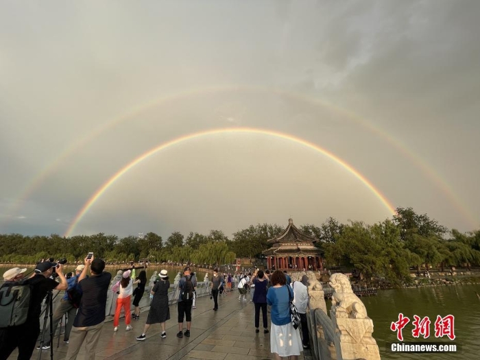 北京雨后天空现双彩虹景象美轮美奂