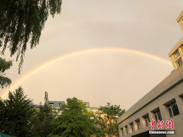 北京雨后天空现双彩虹景象美轮美奂