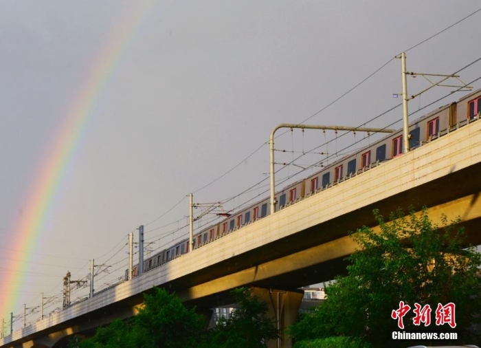 北京雨后天空现双彩虹景象美轮美奂