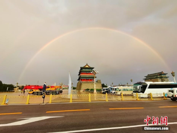 北京雨后天空现双彩虹景象美轮美奂