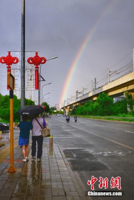 北京雨后天空现双彩虹景象美轮美奂