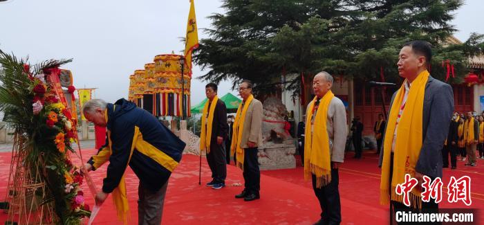 图为参祭人员敬献花篮。　魏建军 摄