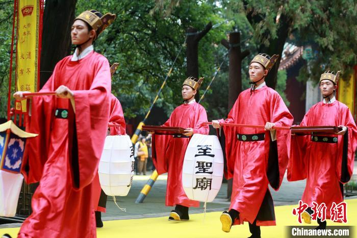 身着古代服饰的演员表演“乐、颂、舞”3个篇章。　梁犇 摄