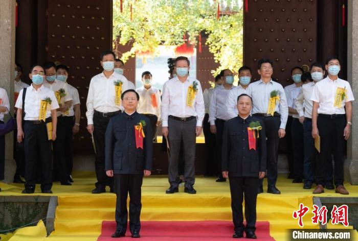 祭孔典礼由衢州市委副书记、市长高屹(第一排左一)主祭，孔子七十六代嫡长孙孔令立(第一排左二)陪祭。　许军 摄