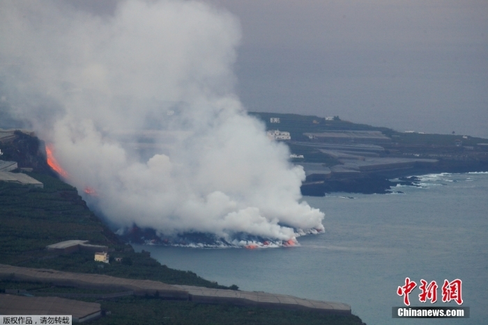 西班牙拉帕尔马岛岩浆流入海洋 水面蒸汽升腾