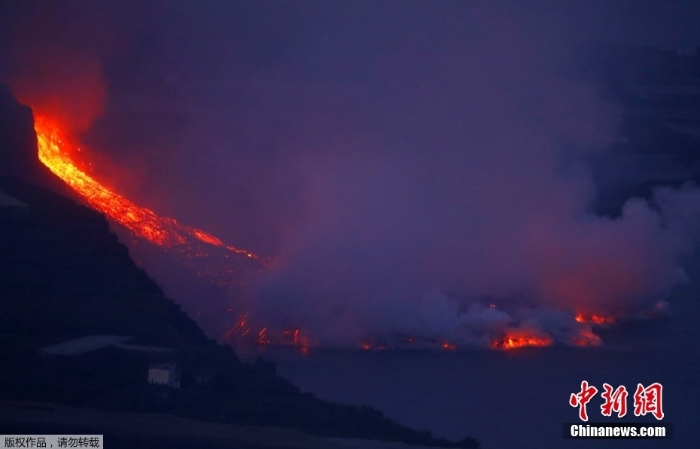 西班牙拉帕尔马岛岩浆流入海洋 水面蒸汽升腾