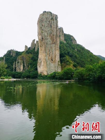 浙江缙云仙都鼎湖峰 范宇斌 摄