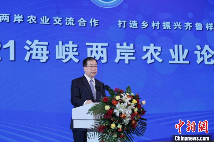 10月12日,2021海峡两岸农业论坛在山东潍坊开幕。中共山东省委常委、统战部部长张江汀出席并致辞。 孙培君 摄