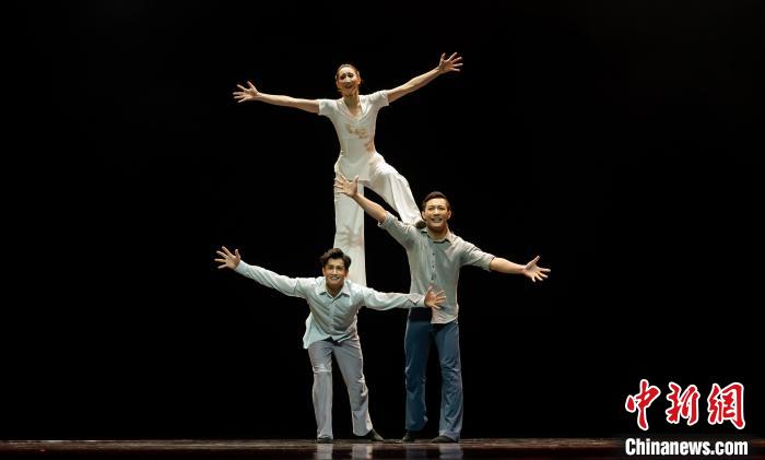 三人舞蹈造型霸气图片