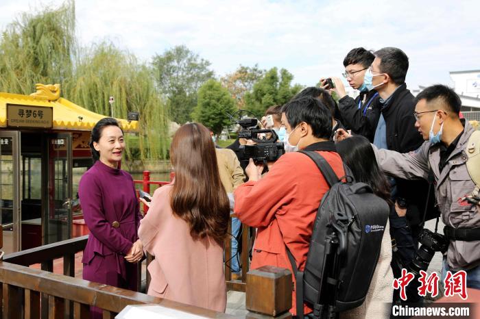 台儿庄古城旅游集团副总经理黄晓莉接受中外记者采访。　沙见龙 摄