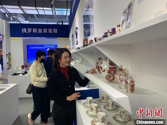 2021中国景德镇国际陶瓷博览会共吸引了中外800余家陶瓷企业参展。　李韵涵 摄