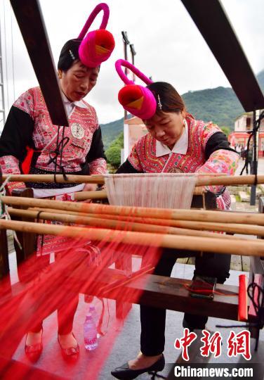 图为畲家女子在活动上展示传统畲族织布技艺。　张斌 摄