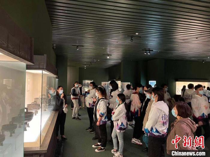 两岸青年学子参观上海博物馆 周卓傲 摄