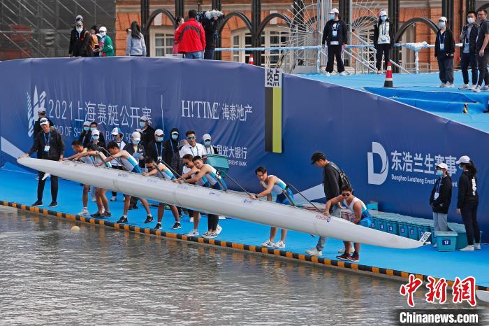 上海在“母亲河”苏州河上举行赛艇公开赛