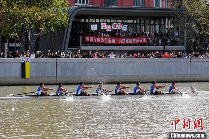 2021上海赛艇公开赛在苏州河上举行，吸引了许多民众前来观看。　殷立勤 摄