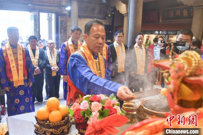 湄洲妈祖祖庙董事会董事长林金赞(前)为尼日利亚拉格斯中非第一村妈祖庙割香掬火。　高亚成 摄