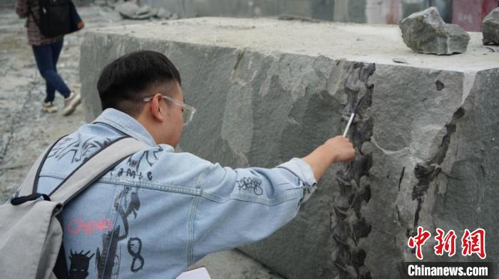 技术人员现场测算恐龙化石骨骼大小。　隆昌市委宣传部供图