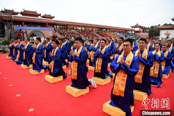 妈祖信众参加妈祖祭典。　王东明 摄